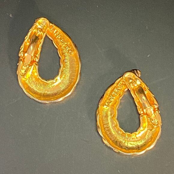 Vintage TANCER II Gold Tone Textured Rib Teardrop Clip On Earrings - Picture 3 of 4